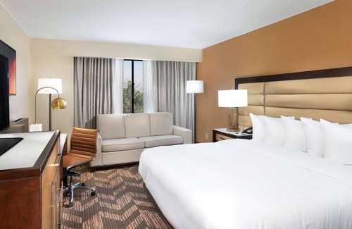 Lawrence Hotel | Inviting DoubleTree by Hilton Hotel Lawrence with Pool & Dining