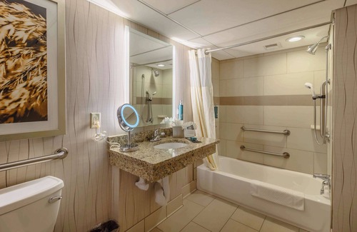 Lawrence Hotel | Inviting DoubleTree by Hilton Hotel Lawrence with Pool & Dining