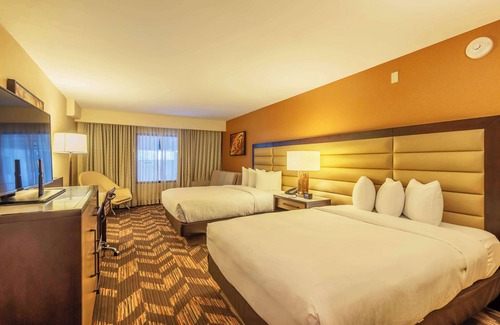 Lawrence Hotel | Inviting DoubleTree by Hilton Hotel Lawrence with Pool & Dining