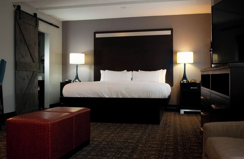 Oak Ridge Hotel | Stylish DoubleTree by Hilton Oak Ridge - Family Friendly Stay