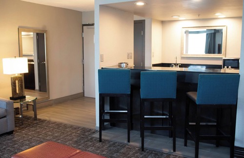 Oak Ridge Hotel | Stylish DoubleTree by Hilton Oak Ridge - Family Friendly Stay