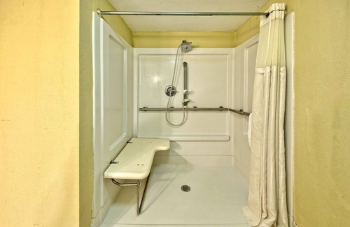 Oak Ridge Hotel | Stylish DoubleTree by Hilton Oak Ridge - Family Friendly Stay