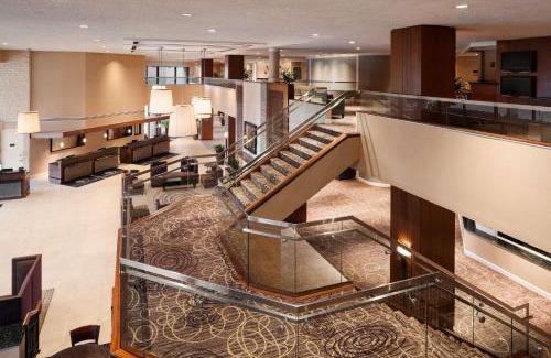 Somerset Hotel | Discover DoubleTree by Hilton Somerset: Poolside Retreat