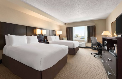 Wichita Hotel | Discover DoubleTree by Hilton Wichita Airport: 4-Star Retreat
