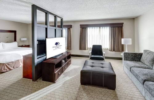 Wichita Hotel | Discover DoubleTree by Hilton Wichita Airport: 4-Star Retreat