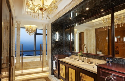 Jinghu District Hotel | Elegant DoubleTree by Hilton Wuhu with Pool and Spa