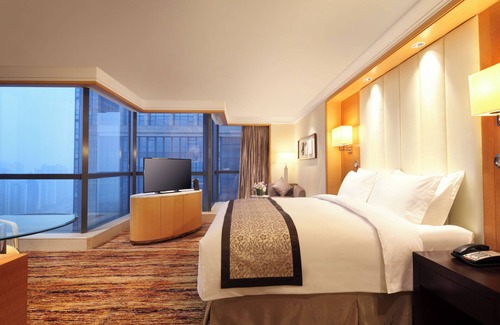 Jinghu District Hotel | Elegant DoubleTree by Hilton Wuhu with Pool and Spa