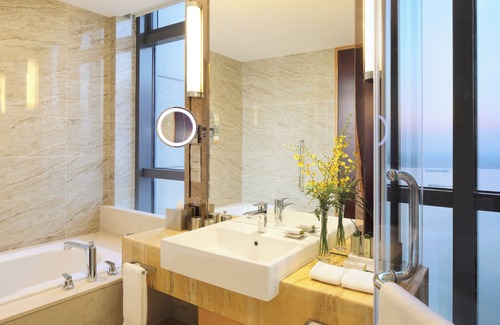 Jinghu District Hotel | Elegant DoubleTree by Hilton Wuhu with Pool and Spa