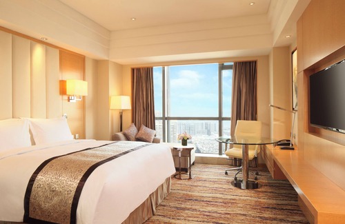 Jinghu District Hotel | Elegant DoubleTree by Hilton Wuhu with Pool and Spa