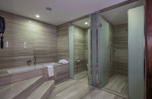 Zeytinburnu Hotel | Indulge at DoubleTree by Hilton Istanbul Topkapi Hotel
