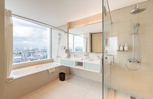 Old Jakarta Hotel | Guest Rated DoubleTree by Hilton Jakarta Kemayoran