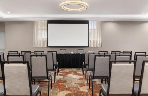 Rosemount Hotel | Discover DoubleTree by Hilton Kitchener: Pet-Friendly Retreat