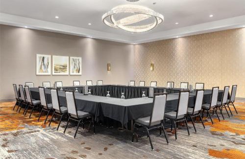 Rosemount Hotel | Discover DoubleTree by Hilton Kitchener: Pet-Friendly Retreat