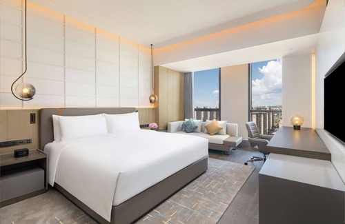 Guandu Hotel | Eco-Friendly Comfort at DoubleTree by Hilton Kunming Airport