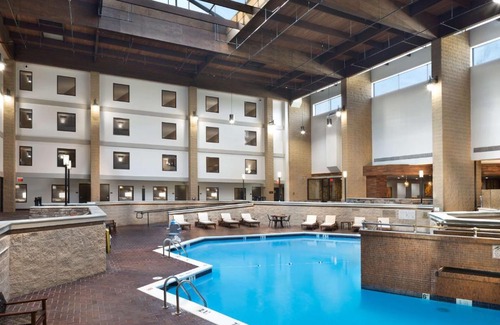 Lawrence Hotel | Discover DoubleTree by Hilton Lawrence: Pet-Friendly Comfort