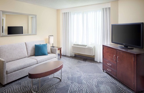 Commerce Hotel | Inviting DoubleTree by Hilton Los Angeles - Commerce Hotel