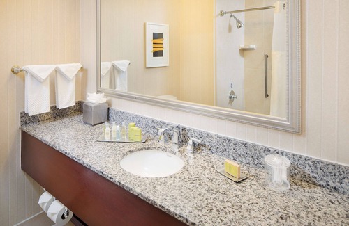 Commerce Hotel | Inviting DoubleTree by Hilton Los Angeles - Commerce Hotel