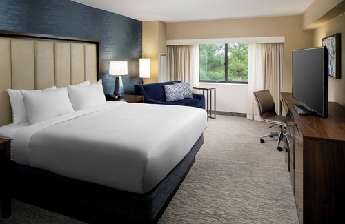 Nashua Hotel | Pet-Friendly Retreat at DoubleTree by Hilton Nashua