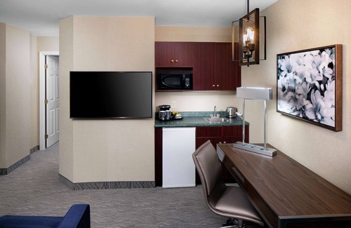 Nashua Hotel | Pet-Friendly Retreat at DoubleTree by Hilton Nashua