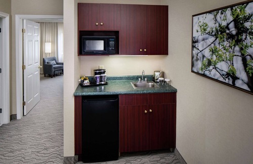 Nashua Hotel | Pet-Friendly Retreat at DoubleTree by Hilton Nashua