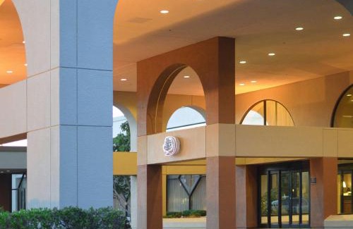 Newark Hotel | Pet-Friendly DoubleTree by Hilton Newark-Fremont Retreat