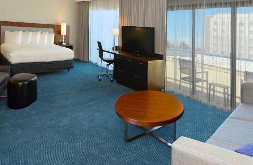 Newark Hotel | Pet-Friendly DoubleTree by Hilton Newark-Fremont Retreat
