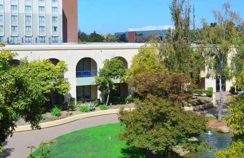 Newark Hotel | Pet-Friendly DoubleTree by Hilton Newark-Fremont Retreat