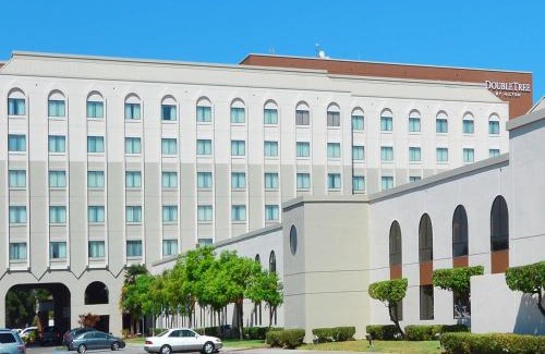 Newark Hotel | Pet-Friendly DoubleTree by Hilton Newark-Fremont Retreat