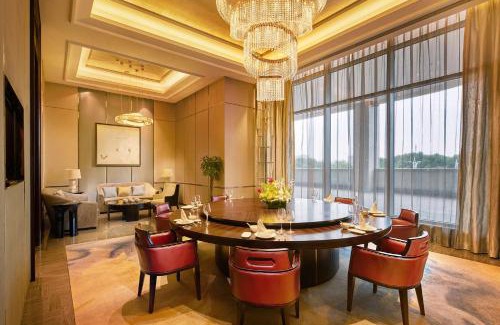Beilun Hotel | Elegant Getaway at DoubleTree By Hilton Ningbo Beilun