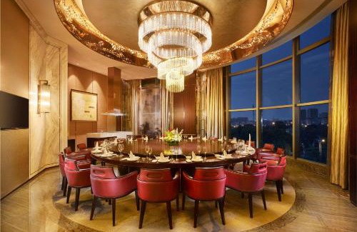 Beilun Hotel | Elegant Getaway at DoubleTree By Hilton Ningbo Beilun