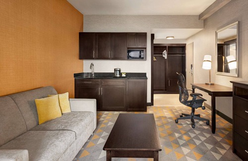 Pointe Claire Hotel | Stay at DoubleTree by Hilton Pointe Claire: Family-Friendly Oasis