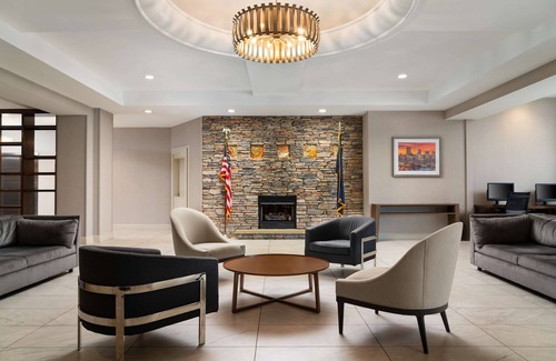 Moon Township Hotel | Inviting DoubleTree by Hilton Pittsburgh Airport with Pool