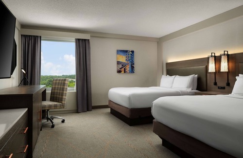 Moon Township Hotel | Inviting DoubleTree by Hilton Pittsburgh Airport with Pool