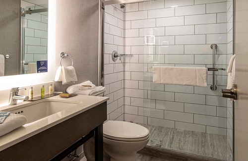 Moon Township Hotel | Inviting DoubleTree by Hilton Pittsburgh Airport with Pool