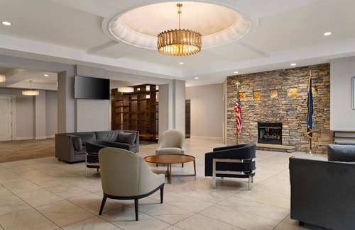 Moon Township Hotel | Inviting DoubleTree by Hilton Pittsburgh Airport with Pool