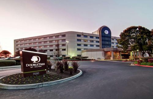 Pleasanton Hotel | Relax at DoubleTree by Hilton Pleasanton with Pool & Hot Tub