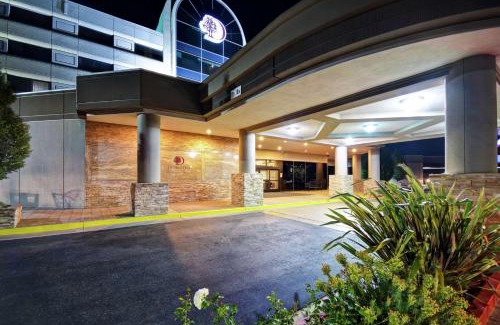 Pleasanton Hotel | Relax at DoubleTree by Hilton Pleasanton with Pool & Hot Tub