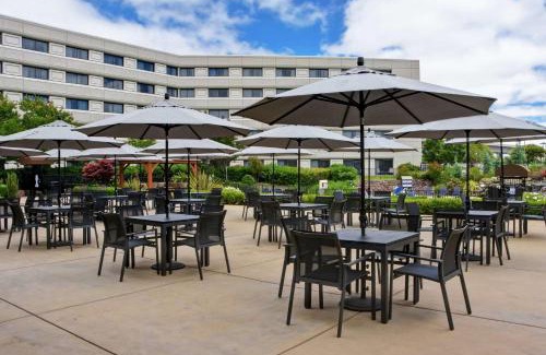 Pleasanton Hotel | Relax at DoubleTree by Hilton Pleasanton with Pool & Hot Tub