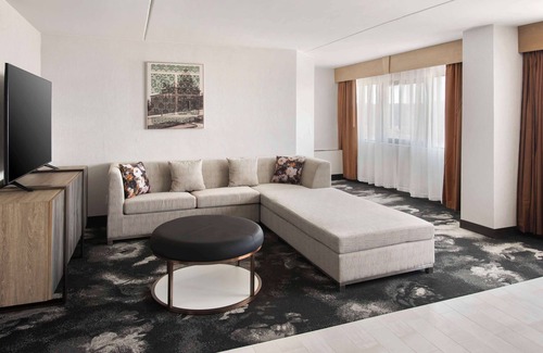 Poughkeepsie Hotel | Elegant DoubleTree by Hilton Poughkeepsie with Great Amenities