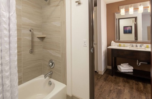 Tigard Hotel | Delightful DoubleTree by Hilton Tigard with Pool & Spa