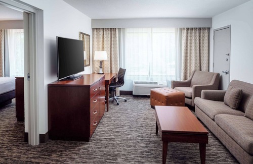 Princeton Hotel | Elegant DoubleTree by Hilton Princeton with Pool & Spa