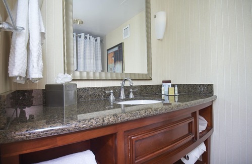 Princeton Hotel | Elegant DoubleTree by Hilton Princeton with Pool & Spa