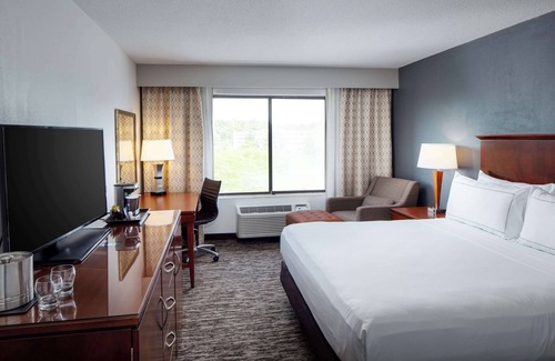 Princeton Hotel | Elegant DoubleTree by Hilton Princeton with Pool & Spa
