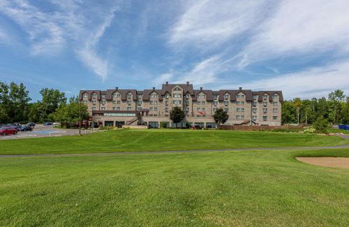 Quartier 4-2 Resort | Discover DoubleTree by Hilton Quebec Resort with Oceanfront Spa