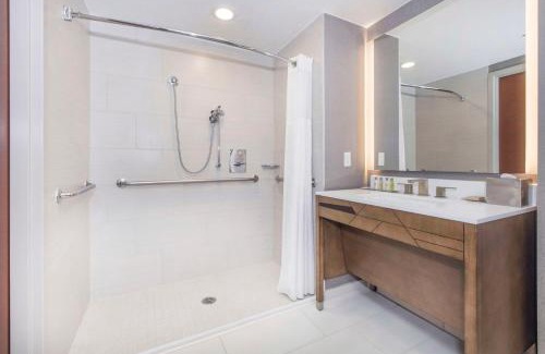 Southwest Raleigh Hotel | Exceptional DoubleTree by Hilton Raleigh-Cary with Pool Access
