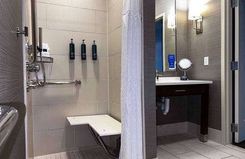 Reading Hotel | Elegant Doubletree By Hilton Reading: Pool, Spa & Dining