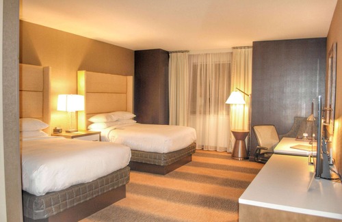 Reading Hotel | Elegant Doubletree By Hilton Reading: Pool, Spa & Dining