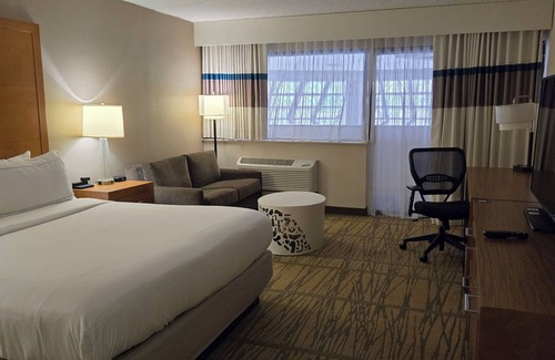 Rochester Hotel | Discover DoubleTree by Hilton Rochester: Family-Friendly Stay