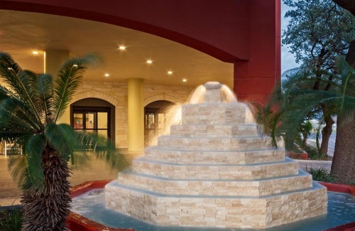 San Antonio Hotel | Relax at DoubleTree by Hilton San Antonio Downtown
