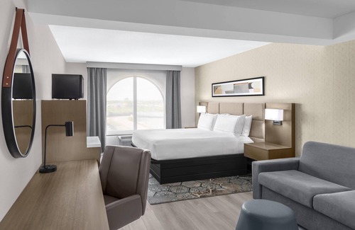 Bentonville - Fayetteville Hotel | Relax at DoubleTree by Hilton Springdale with Pool & Spa